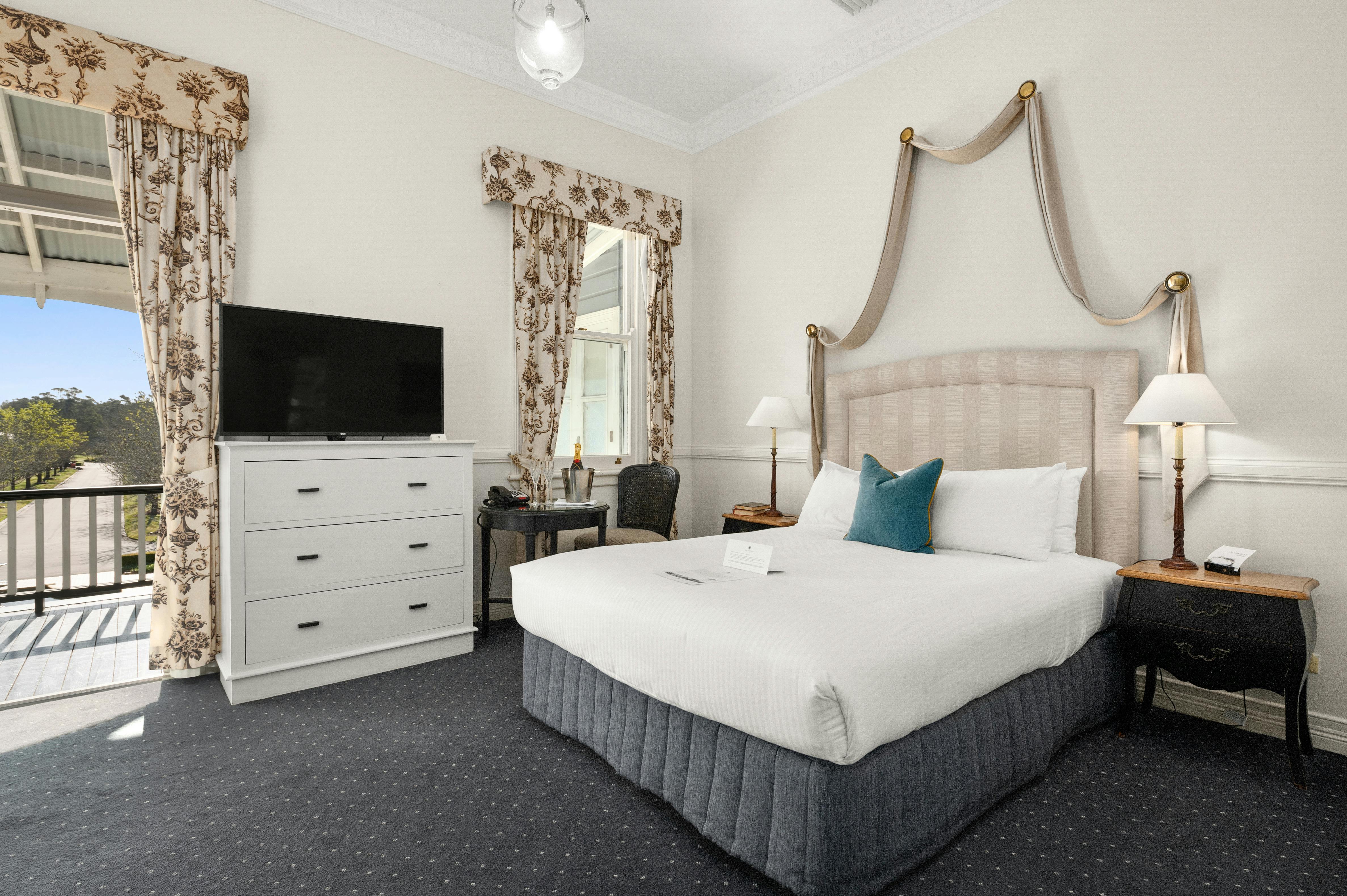 Deluxe Room 818